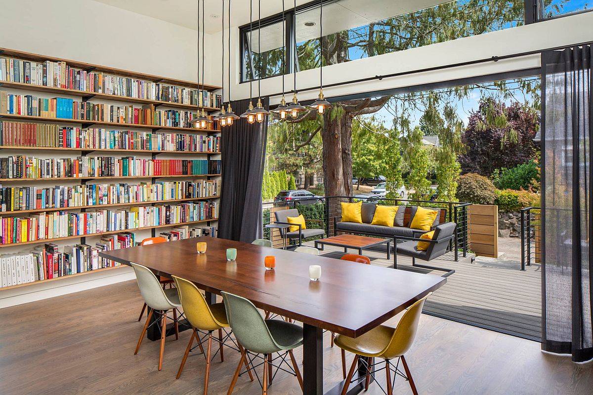 Bookshelves-in-the-corner-along-with-a-deck-and-sitting-area-turn-this-dining-space-into-a-fun-family-and-reading-room-24498