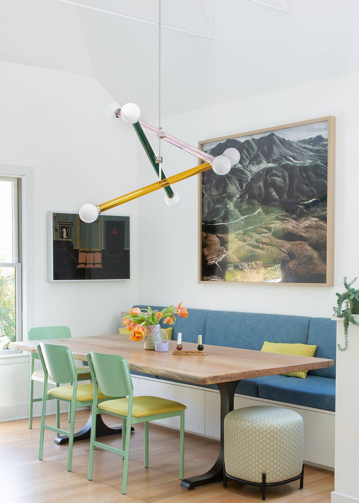 Colorful-dining-niche-with-a-space-savvy-design-51115
