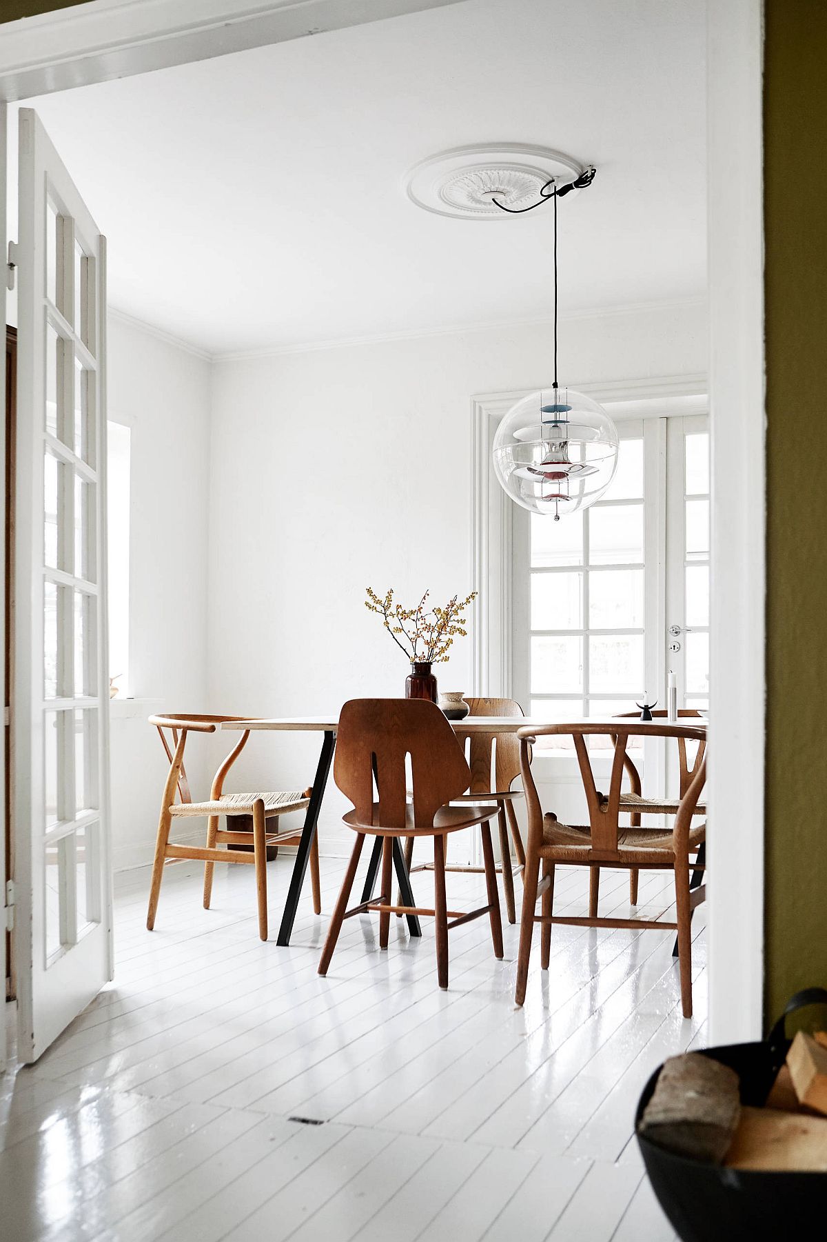 Polished-and-light-filled-Scandinavian-style-dining-room-in-white-and-wood-68719