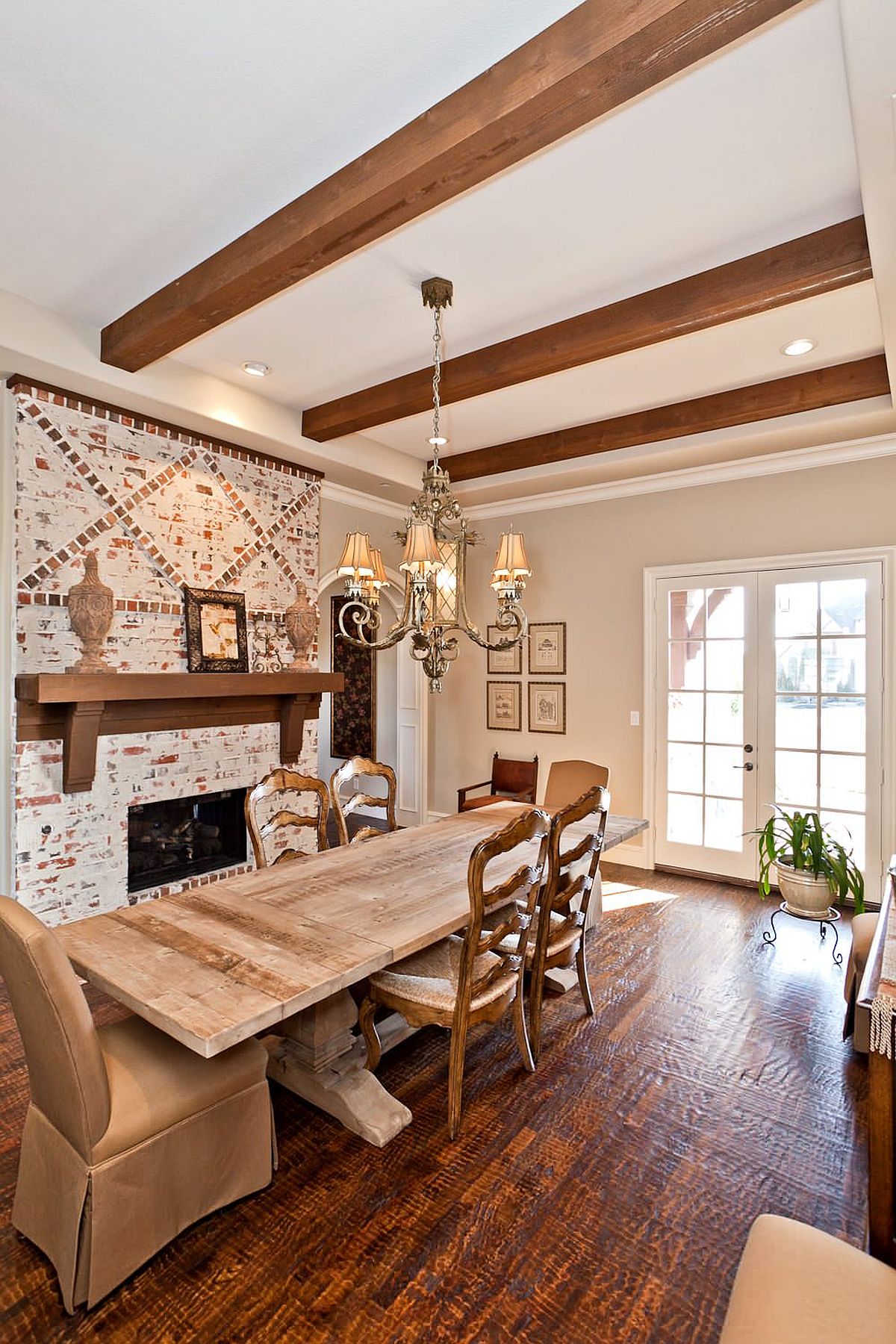Weathered-brick-wall-backdrop-in-the-dining-room-gives-it-a-timeless-look-19417